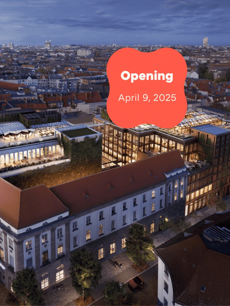 Visualisierung eines modernen Gebäudekomplexes in einer Stadt bei Nacht, mit beleuchteten Terrassen und einer Ankündigung der Eröffnung am 9. April 2025.