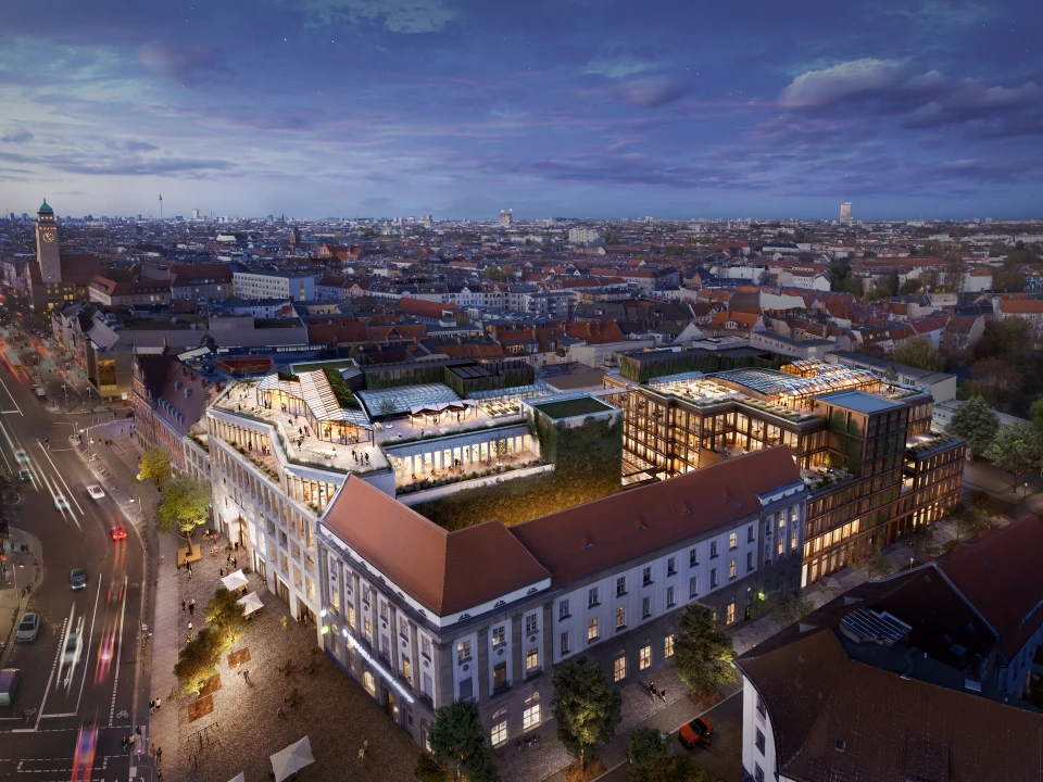 Visualisierung eines modernen Gebäudekomplexes in einer Stadt bei Nacht, mit beleuchteten Terrassen und einer Ankündigung der Eröffnung am 9. April 2025.