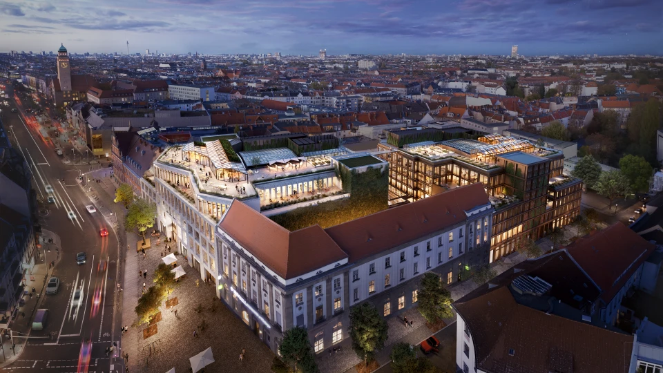 Architektonische Visualisierung eines modernen Gebäudekomplexes in einer Stadt bei Nacht, mit beleuchteten Terrassen, begrünten Fassaden und einem offenen Dachbereich, umgeben von historischen Gebäuden und einer belebten Straße mit Lichtspuren vorbeifahrender Autos