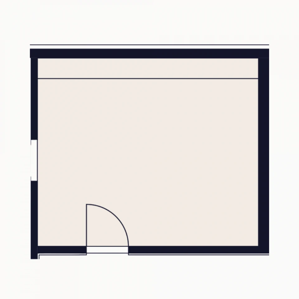 Grundriss eines rechteckigen Raumes mit einer Tür an der unteren linken Seite. Die Wände sind dunkel markiert, während der Innenbereich in einem hellen Ton dargestellt ist. Oben im Raum ist eine zusätzliche Trennlinie zu erkennen, die möglicherweise ein Fenster oder eine Trennung für einen anderen Bereich symbolisiert. Der Grundriss zeigt eine minimalistische und funktionale Raumaufteilung