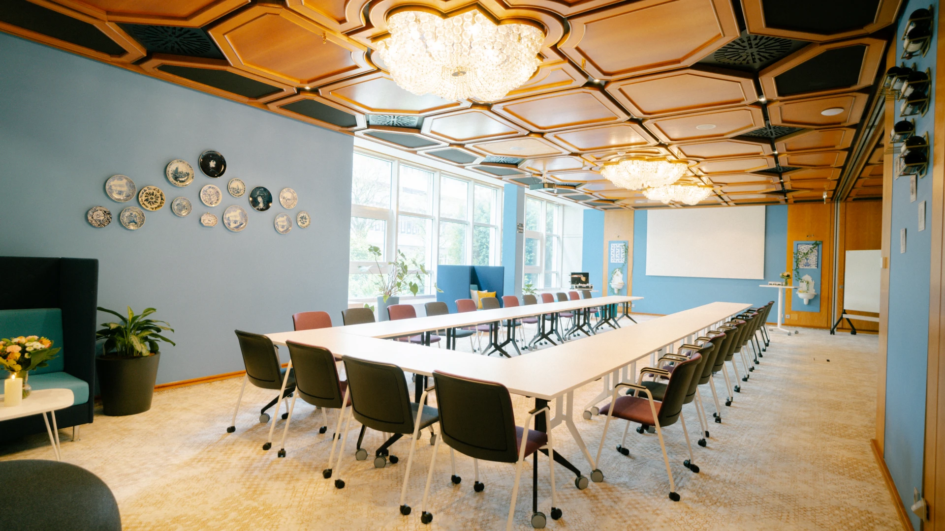 Helle Fensterfront und stilvolle Wanddekorationen schaffen eine produktive und einladende Arbeitsumgebung