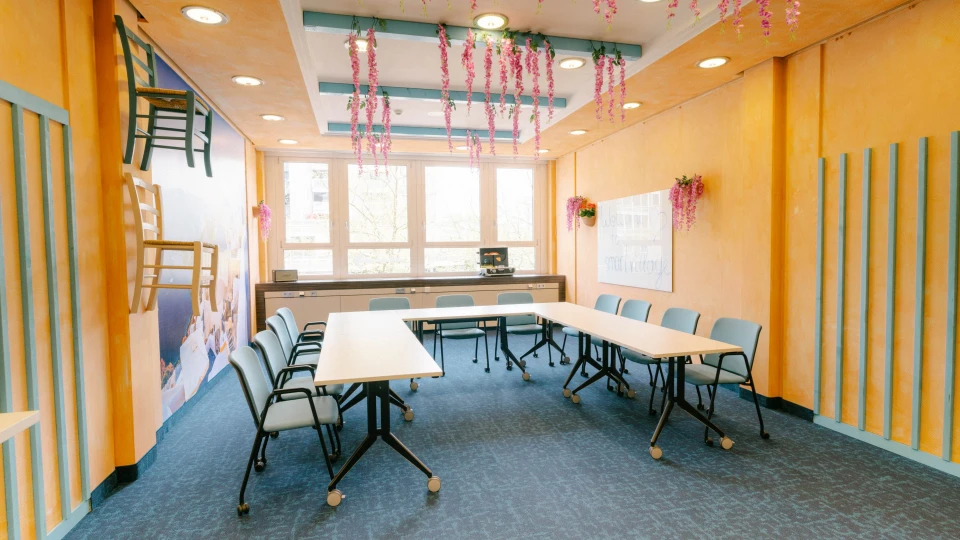 Blau-gelbe Farbtöne und stilvolle Wandgestaltung schaffen eine inspirierende Arbeitsatmosphäre