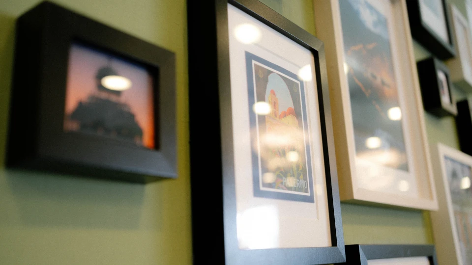 Nahaufnahme von gerahmten Sizilien-Reisefotos als Wanddeko im Raumkonzept von Smartvillage München