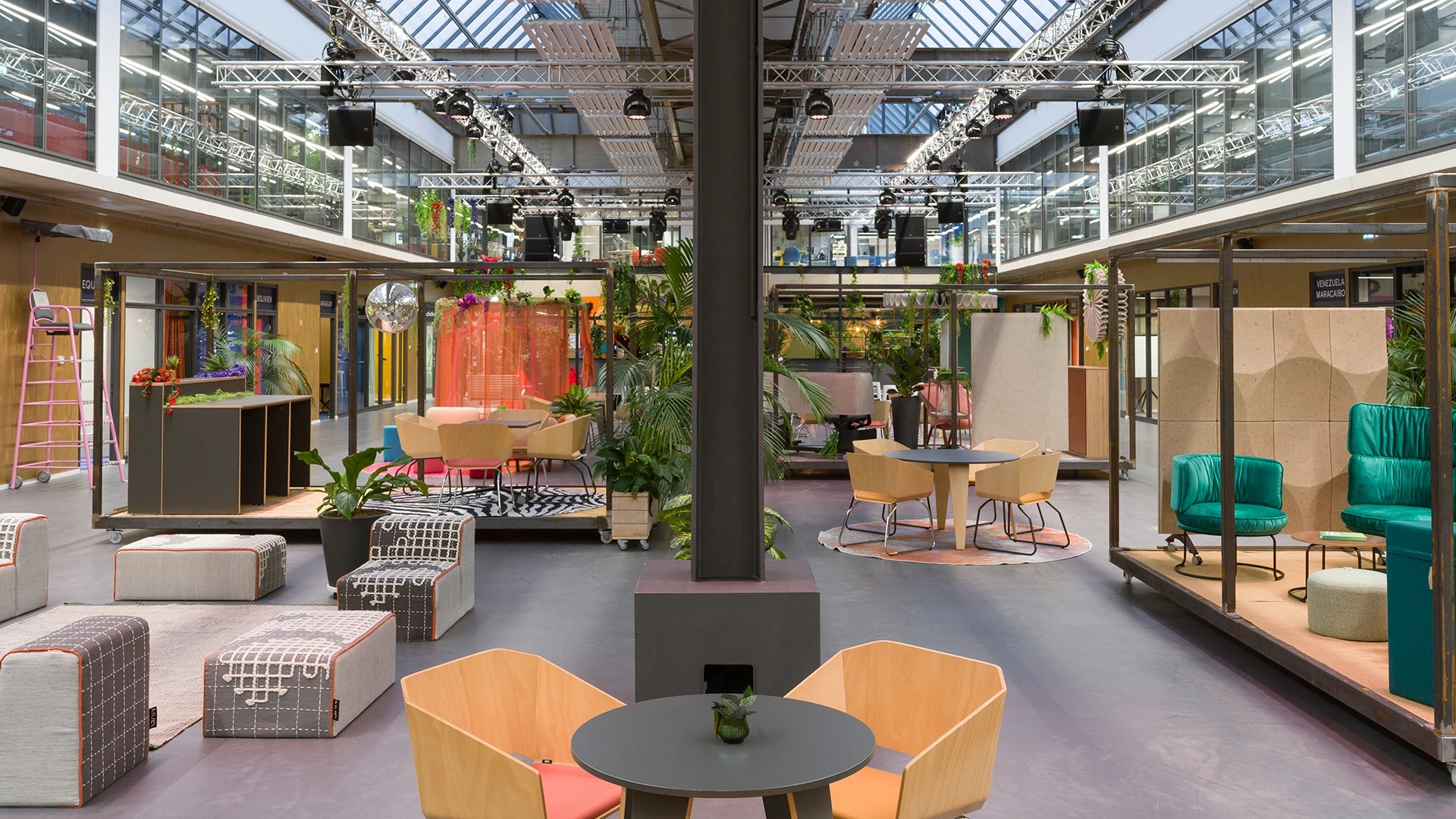 Weitläufiger, lichtdurchfluteter Coworking- und Eventbereich im smartvillage Köln mit modularem Mobiliar