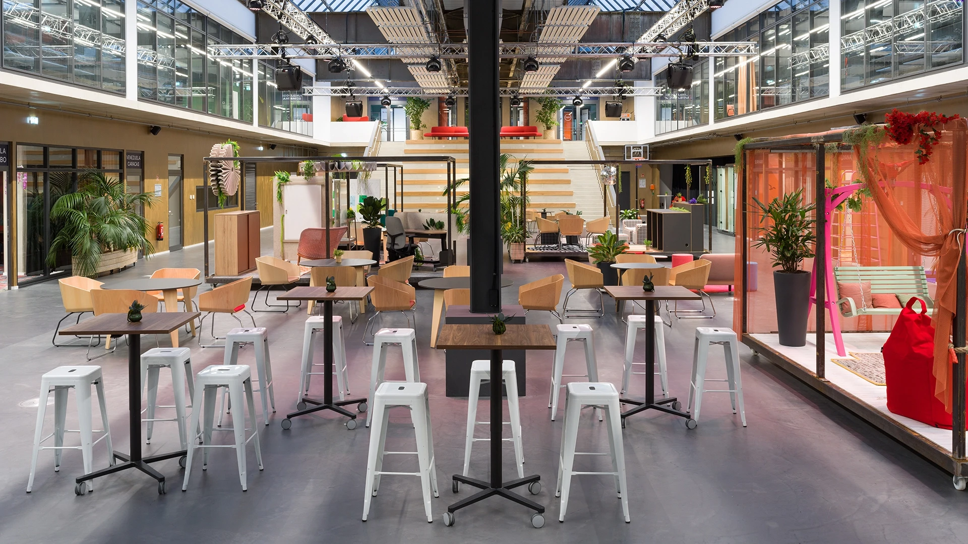 Flexible Veranstaltungsfläche mit Sitzbereichen und moderner Einrichtung im smartvillage Köln